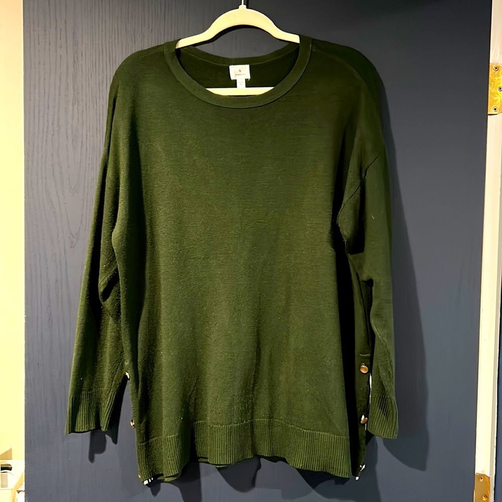 Green sweater with fun gold button details on side - 🥂 sale!
